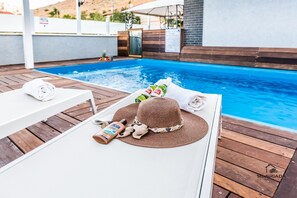 Piscina externa, guarda-sóis, espreguiçadeiras