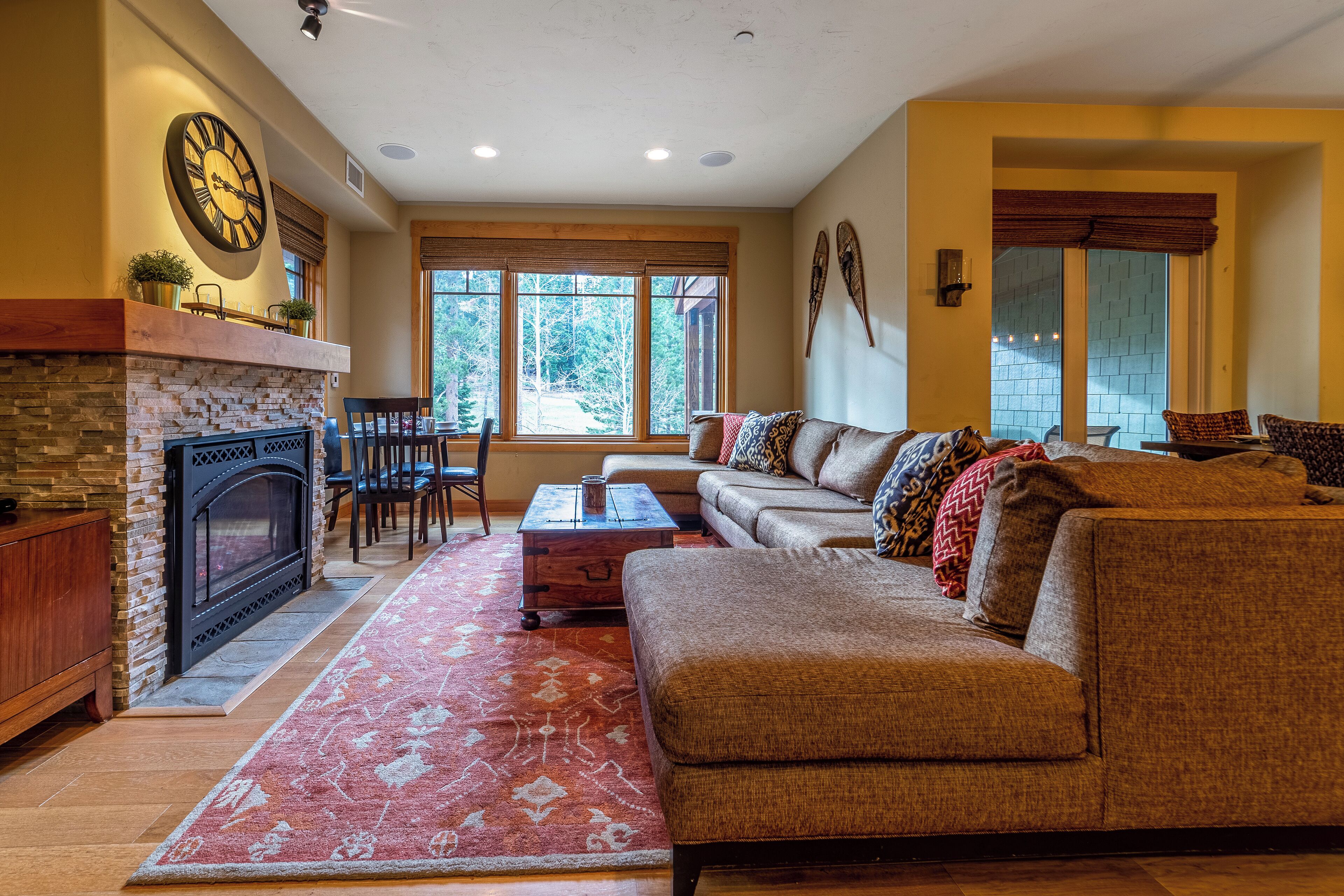 TV connectée, cheminée, lecteur de DVD