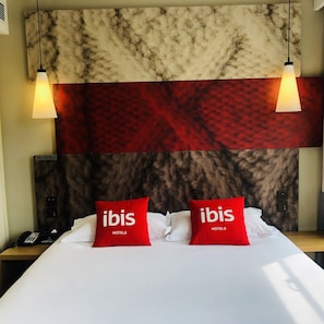 Down duvets, blackout curtains, soundproofing, free wired Internet - ibis Chengdu East Railway Station Hotel (Chengdu)