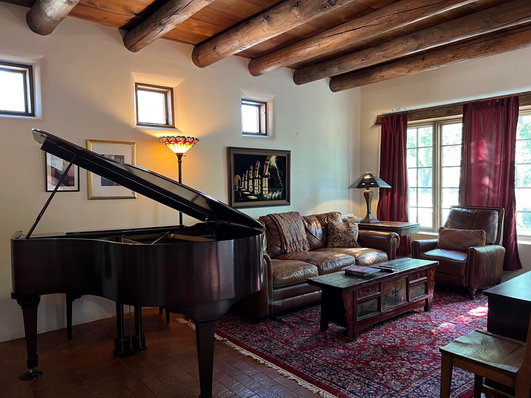 TV connectée, cheminée, lecteur de DVD, livres