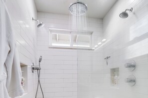 Douche, sèche-cheveux, serviettes fournies