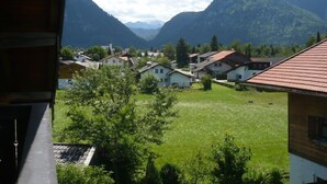 A view of a village with houses and mountains in the background. - Apartment Anna for 4 persons, 2 bedrooms, kitchenette, bathroom, 72 sqm (Inzell)