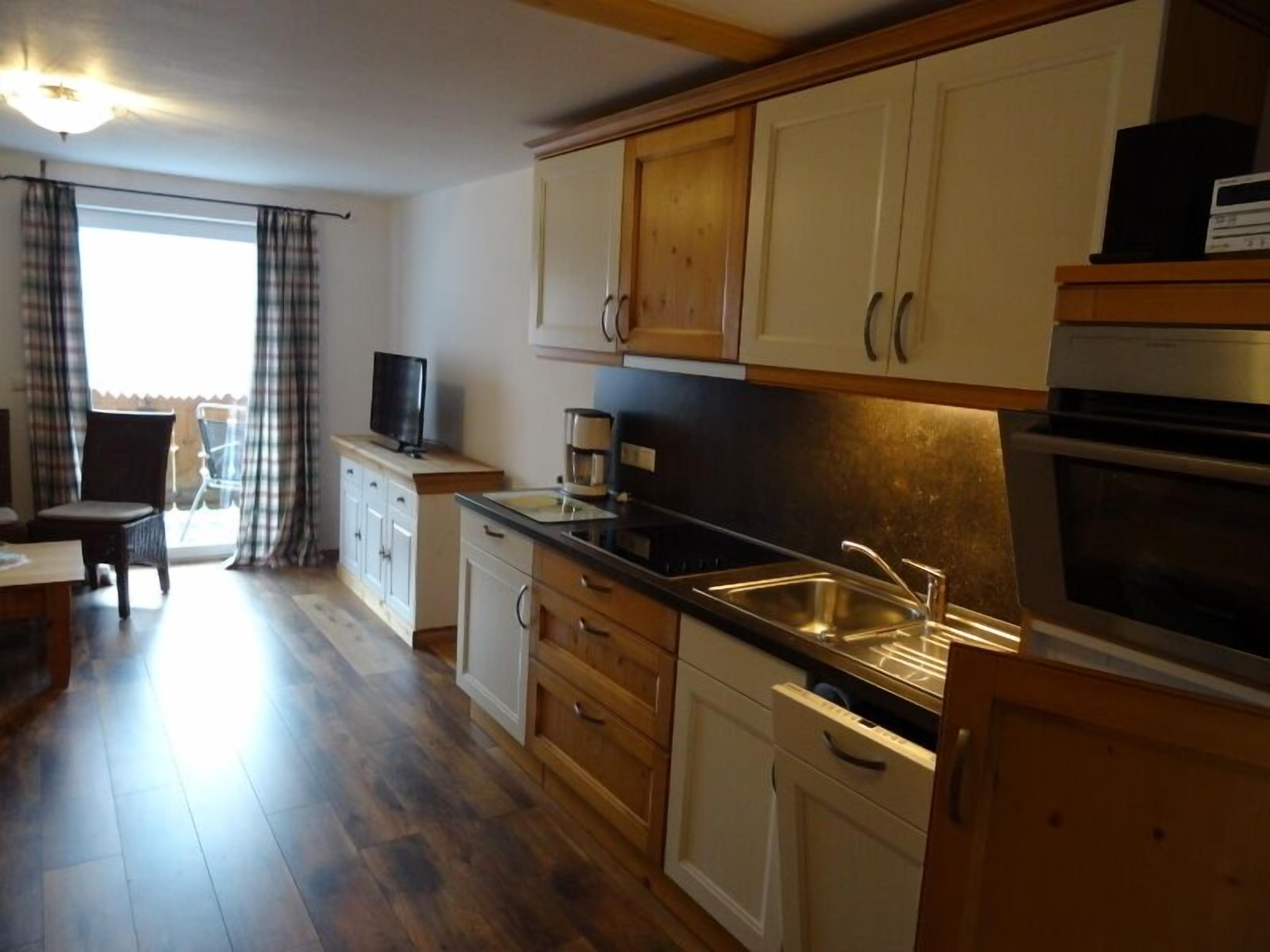 Frigorífico, horno, placa de cocina y lavavajillas