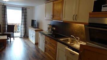 Frigorífico, horno, placa de cocina y lavavajillas