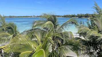 På stranden, liggestole, badehåndklæder