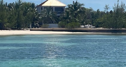 Ground-floor 2BR beach apartment ,Coco Bay, Green Turtle Cay
