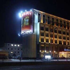 Fachada de la propiedad por la tarde o noche