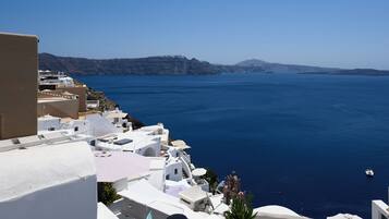 SophOia 2 Cave Suite with Outdoor Plunge Pool & Caldera View | 1 bedroom, minibar, in-room safe, soundproofing