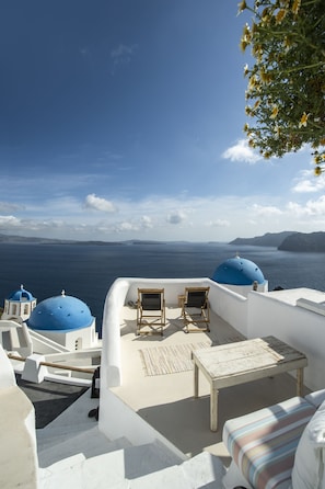 Superior Cave Room with Indoor Plunge Pool & Caldera View | Balkongutsikt