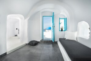 Superior Cave Suite with Semicovered Plunge Pool & Caldera View | 1 slaapkamer, een minibar, een kluis op de kamer