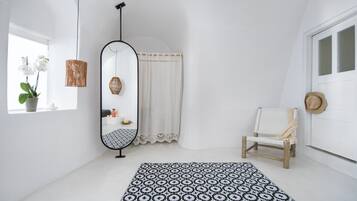 Superior Cave Suite with Semicovered Plunge Pool & Caldera View | 1 Schlafzimmer, Minibar, Zimmersafe, schallisolierte Zimmer