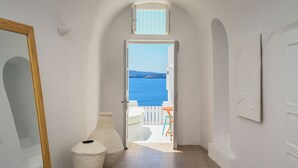 A hallway leading to a balcony with a view of the sea. - Sophia Oia View (Santorini)