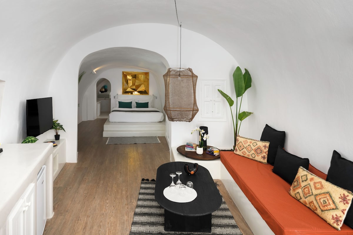 Gateway Sophia with Caldera View | 1 bedroom, minibar, in-room safe, individually decorated