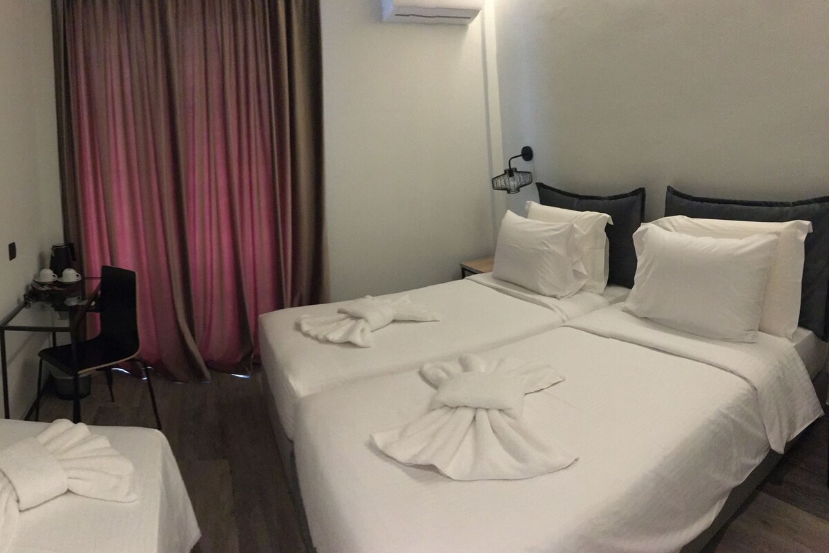 Chambre de base double ou avec lits jumeaux, rez-de-chaussée (with Extra Bed) | Literie hypoallergénique, coffre-fort, rideaux d’obscurcissement