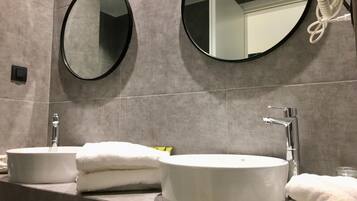 Ducha, artículos de tocador gratuitos, secador de pelo, pantuflas