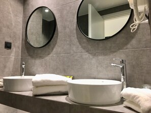 Dusche, kostenlose Toilettenartikel, Haartrockner, Hausschuhe