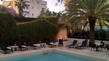 Piscine extérieure (ouverte en saison), parasols de plage