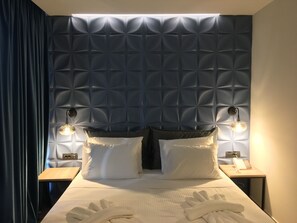 Hypo-allergenic bedding, in-room safe, blackout curtains, soundproofing - Athens Coast Hotel (Glyfada)
