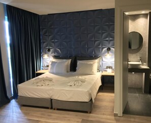 Ropa de cama hipoalergénica y caja de seguridad en la habitación 