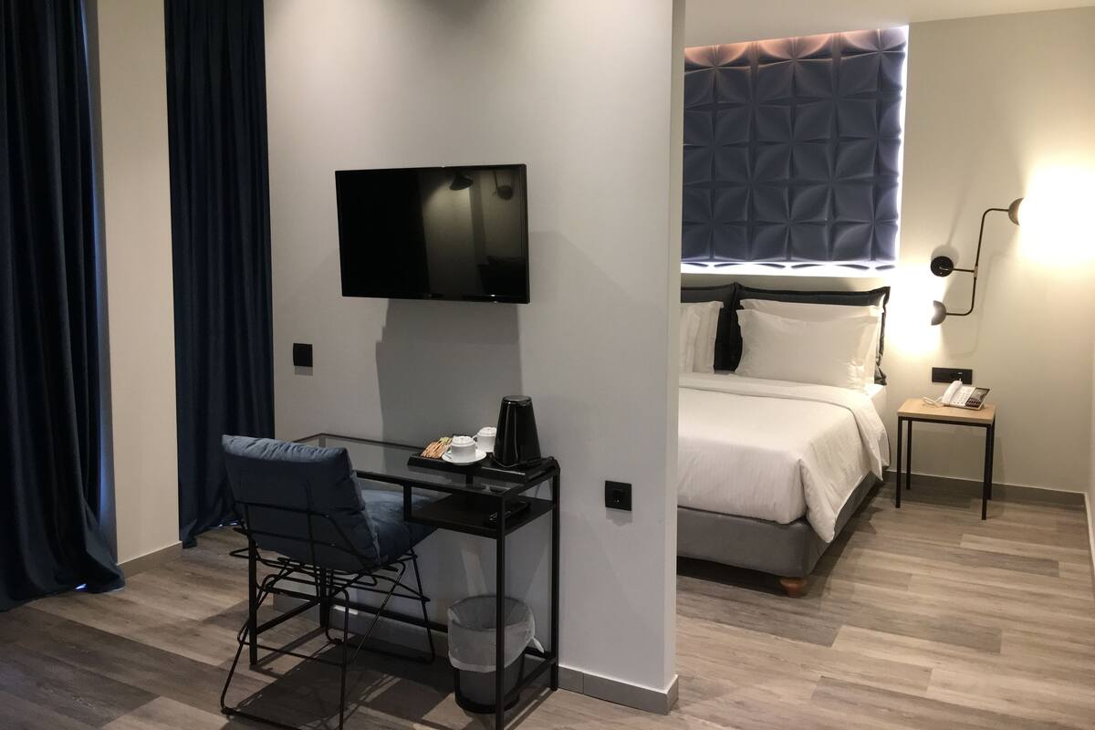 Suite | Hypo-allergenic bedding available, in-room safe, blackout drapes
