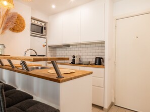 Fridge, microwave, oven, stovetop - Cozy 1-Br. Apartment, heart of Palm Beach district (Cannes)