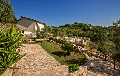 Small Villa "il Casaletto", pool, fantastic valley view on Roman countryside
