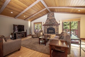 TV, fireplace, DVD player, stereo - Highlands Lodge by Hauserman Rental Group (Tahoe City)