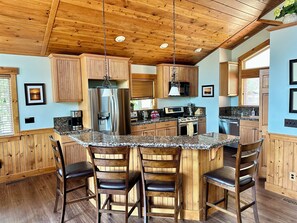 Een koelkast, een magnetron, een oven, een vaatwasser