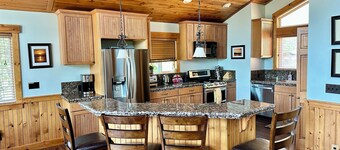 Luxury in prime location. Hot tub, games room with pool table. 4th night free.