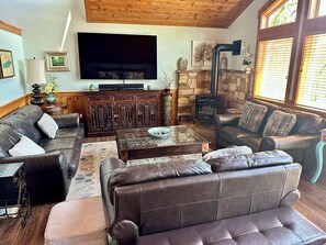 Een smart-tv, een open haard, videogames en een dvd-speler