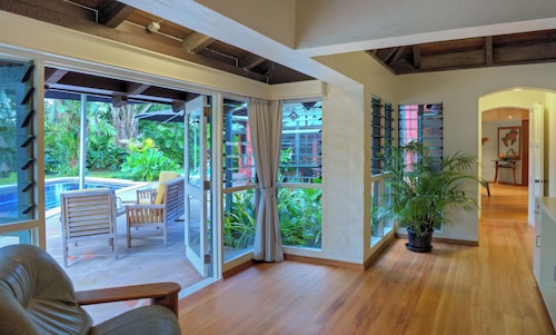 Riverfront estate, walking distance to everything, free WIFI, family friendly! 