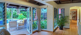 Riverfront estate, walking distance to everything, free WIFI, family friendly! 