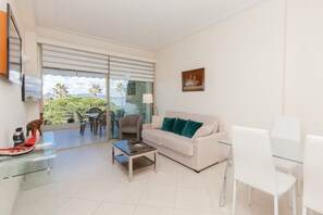 Een televisie, Netflix, streamingdiensten en een kantoor