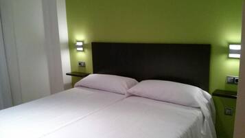 Ropa de cama de alta calidad, escritorio y cortinas blackout