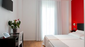 A hotel room with a desk, chair, and a bed. - NRuta Ponferrada (Bembibre)