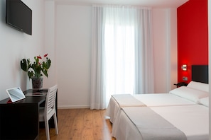 Literie de qualité supérieure, bureau, rideaux occultants