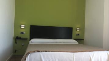 Habitación doble, 1 cama de matrimonio | Ropa de cama de alta calidad, escritorio, cortinas opacas