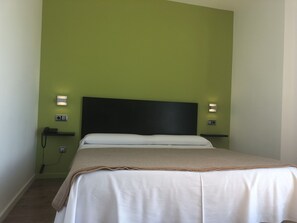 Dobbeltrom, 1 queensize-seng | Sengetøy av topp kvalitet, skrivebord, blendingsgardiner og lydisolert