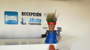 A reception desk with a sign reading "RECEPCIÓN NRuta Ponce de Vaca." - NRuta Ponferrada (Bembibre)
