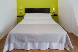 Double Room, 1 Queen Bed | Premium bedding, desk, blackout drapes, soundproofing - NRuta Ponferrada (Bembibre)