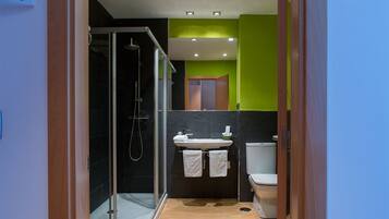 Double Room, 1 Queen Bed | Bathroom | Shower, free toiletries, hair dryer, bidet