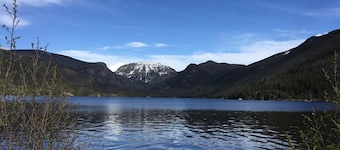 Magnífica casa de Grand Ave con hermosas vistas de Mtns. & ¡¡Lago!!