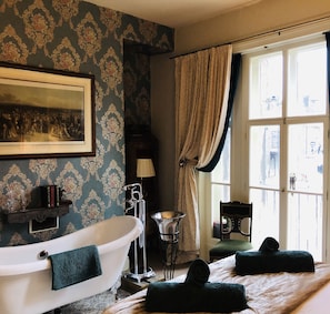 Exclusive Double Room, Ensuite, City View (Queen Alexandra)