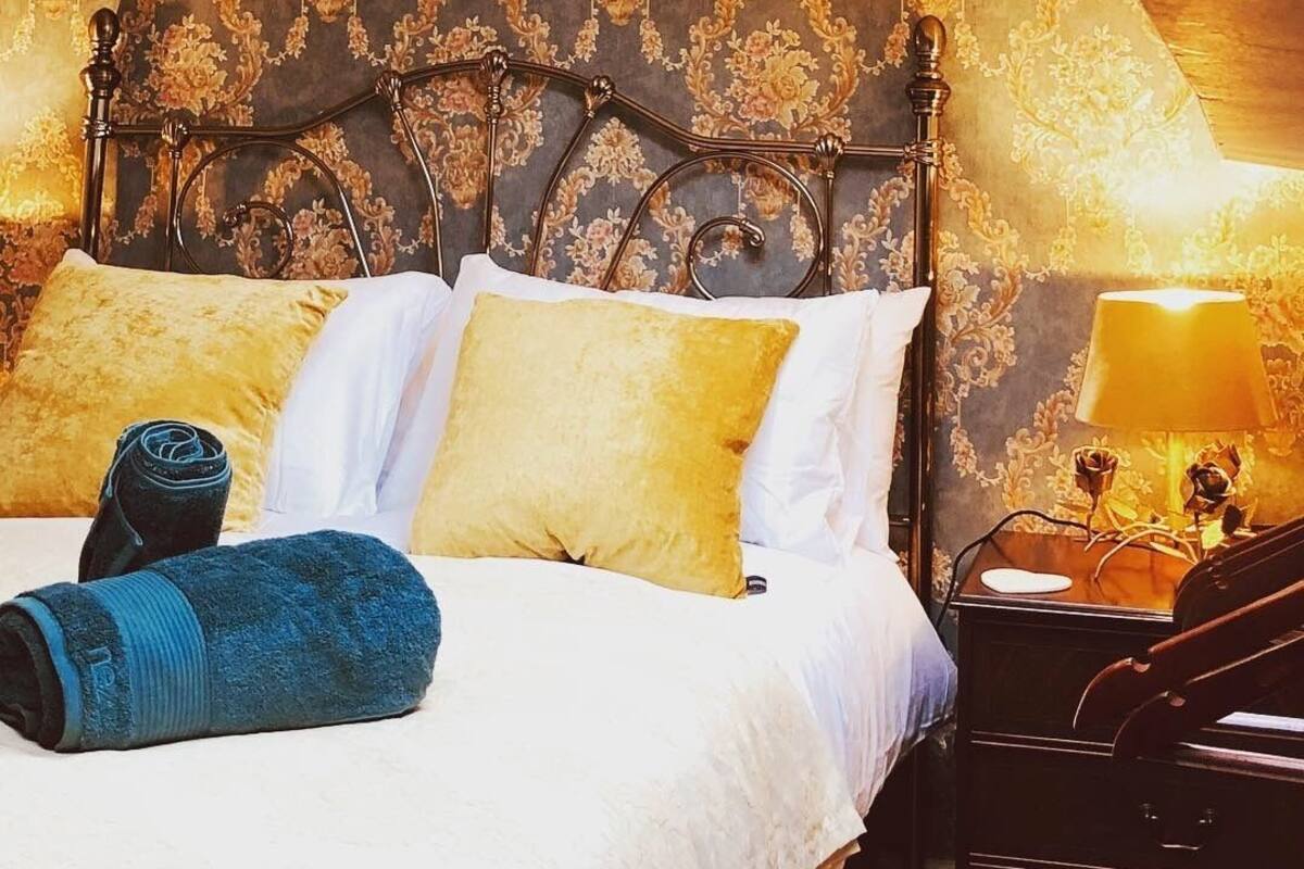Deluxe Double Room, Ensuite, City View (Madam Mary)