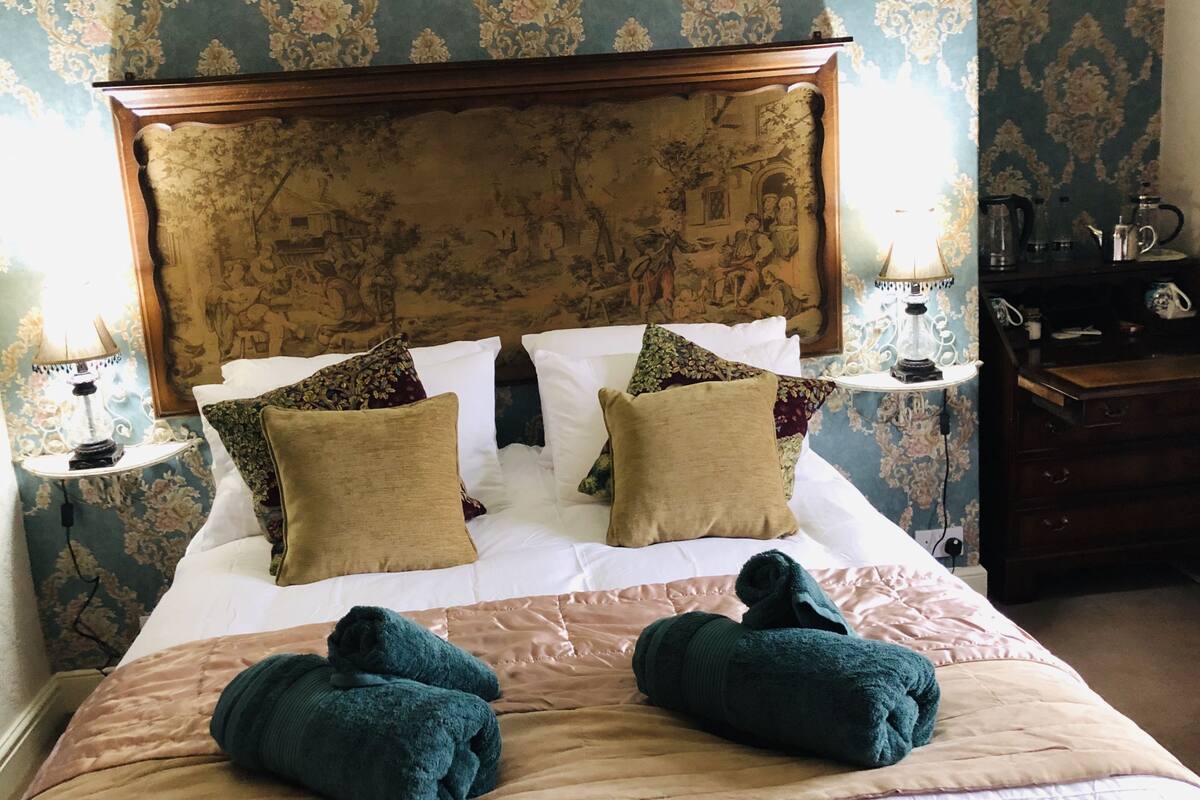 Deluxe Double Room, Ensuite, City View (KIng George)