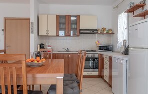 Fridge, stovetop, dishwasher