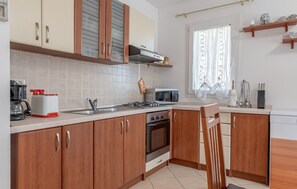 Fridge, stovetop, dishwasher