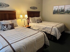 2 bedrooms, desk, iron/ironing board, free WiFi - Adjacent to the Ober Gatlinburg tram and the Gatlinburg Convention Center (Gatlinburg)