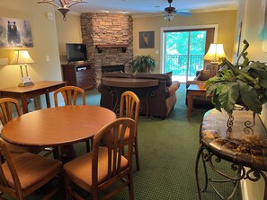 Smart TV, fireplace - Adjacent to the Ober Gatlinburg tram and the Gatlinburg Convention Center (Gatlinburg)