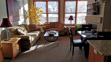 スマートテレビ、暖炉、DVD プレーヤー